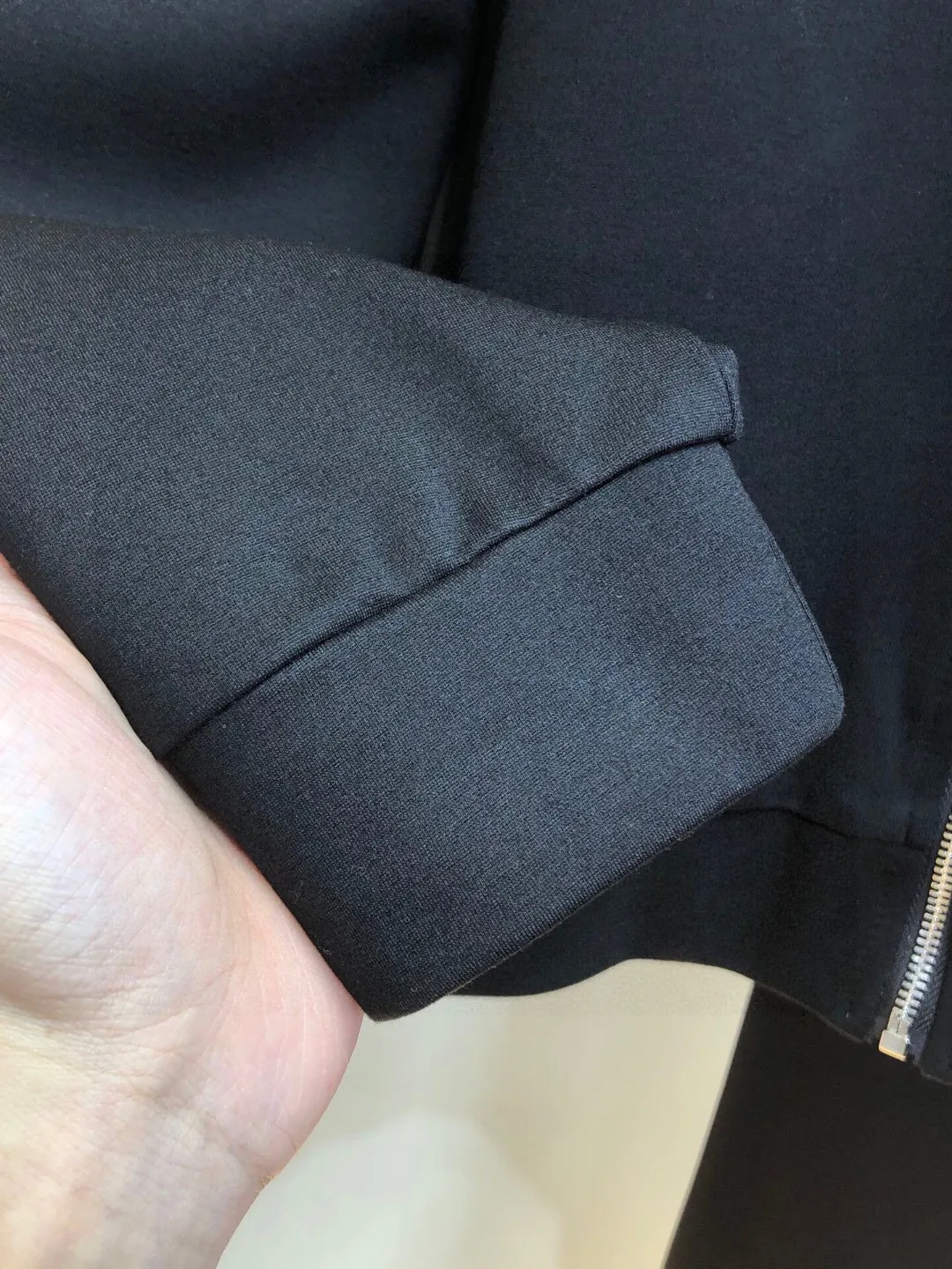 🅿️420 direct batch [LV Louis Vuitton] (Fat Man Gospel) hot-selling suit is coming. Focus on the original version of the official website. 2025 new hot-selling cardigan and sweatshirt suit. The original order is the best. 🇭🇰The meticulous work of top designers. Just for a fitting and perfect upper body effect. 100% natural high-quality Roman cotton, close-fitting comfort, noble and elegant! Original hardware embodies elegance and nobility! Counter size: M-5XL (maximum wear up to 220 pounds)